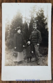 R.U. poddůstojník (četař) s rodinou
